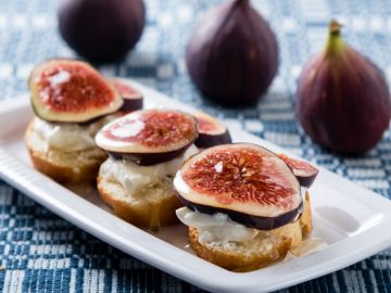 This Fig, Goat Cheese and Honey Crostini is Your Next Favorite App HipLatina