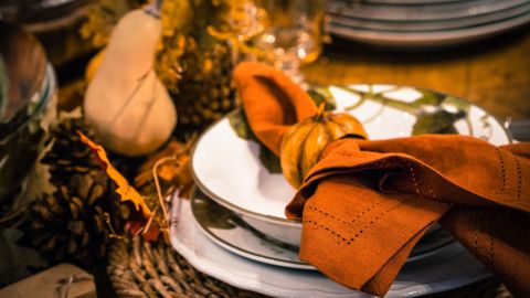 9 Thanksgiving Place Settings That Will Impress Your Guests