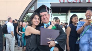 59-year-old Mexican immigrant dad graduates college Hiplatina