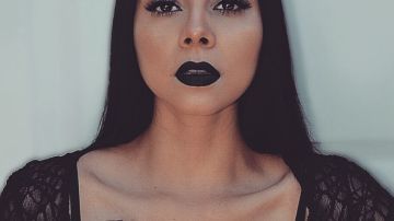 How to Achieve Gothic Punk Women's Makeup: Embrace the Dark Side