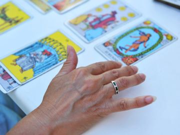 Tarot card readers HipLatina