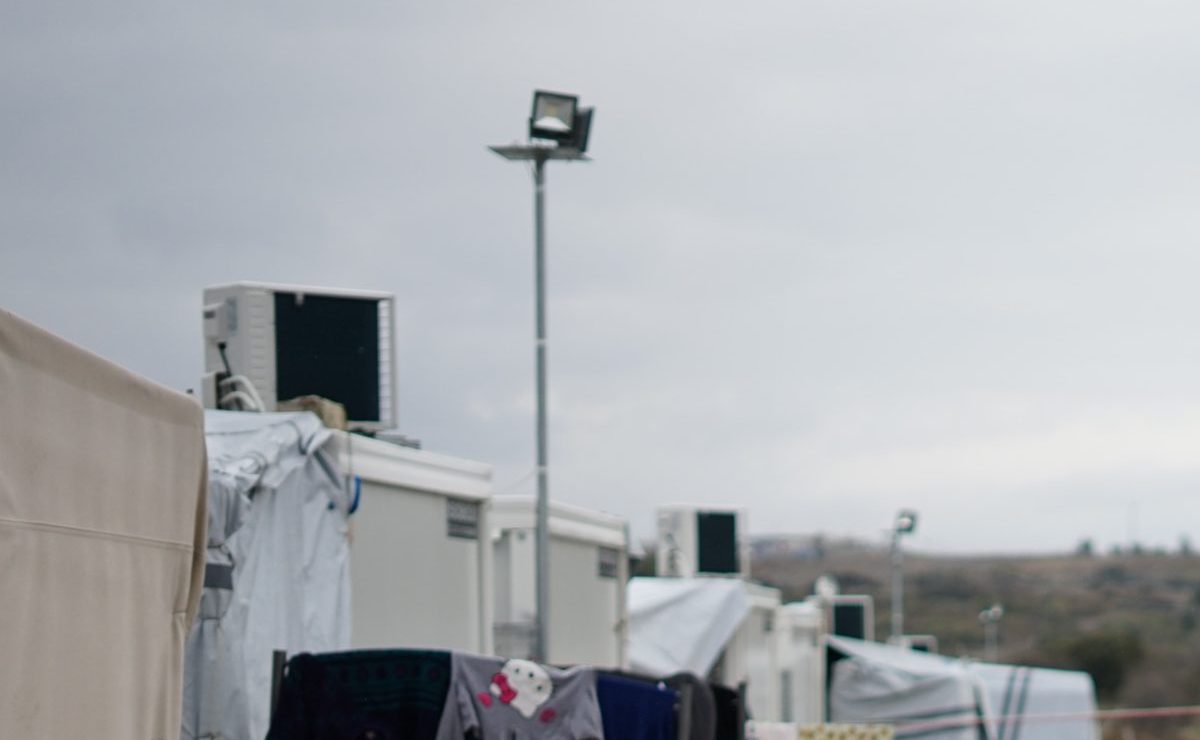 Migrants Cleared From Holding Pen Under El Paso Bridge - HipLatina