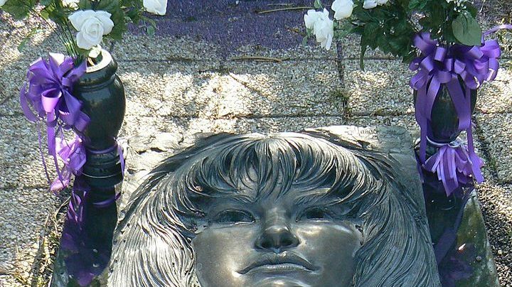 Photo: Wikimedia/Terry Ross and grave site owned and sculpted by Seaside Memorial Cemetery