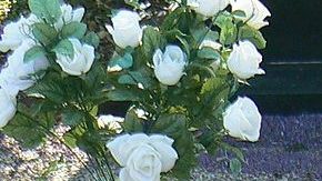 Photo: Wikimedia/Terry Ross and grave site owned and sculpted by Seaside Memorial Cemetery