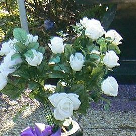 Photo: Wikimedia/Terry Ross and grave site owned and sculpted by Seaside Memorial Cemetery