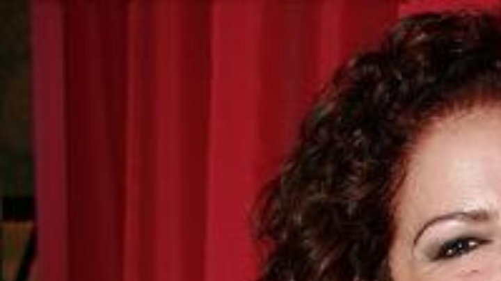 gloria estefan curly hair