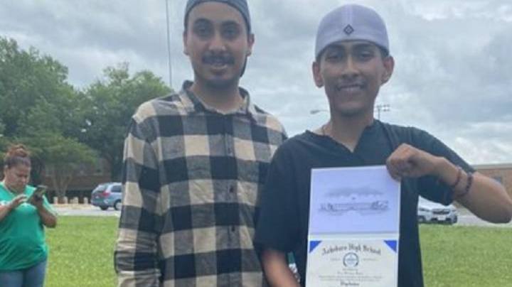 ever-lopez-mexican-flag-graduation