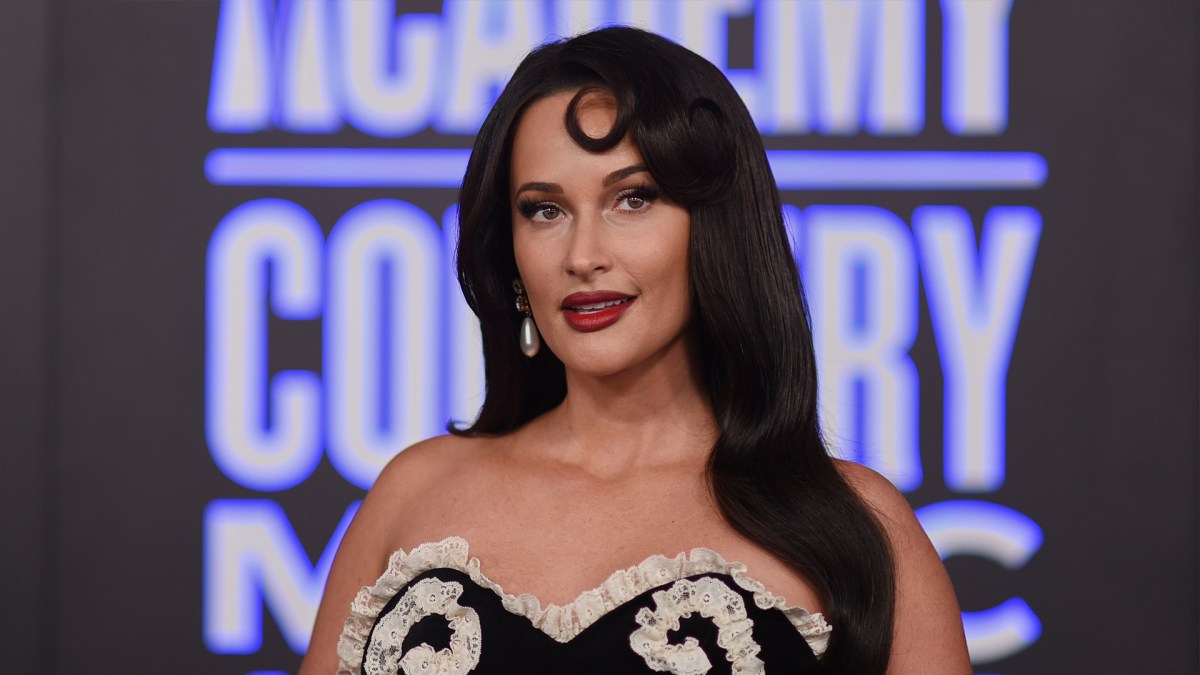 Kacey Musgraves Asks Fans to Help Children Whose Parents Were 'Deported Unfairly' - HipLatina