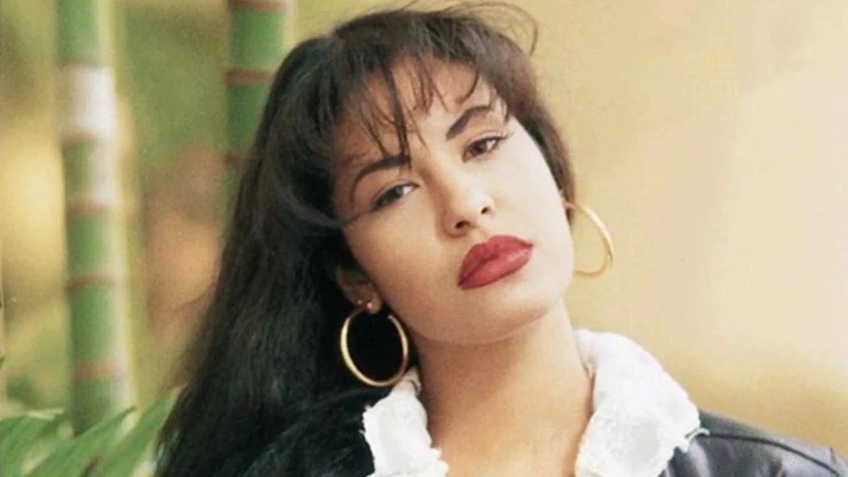 Selena's 'Amor Prohibido' Outfit Joins the Rock & Roll Hall of Fame - HipLatina