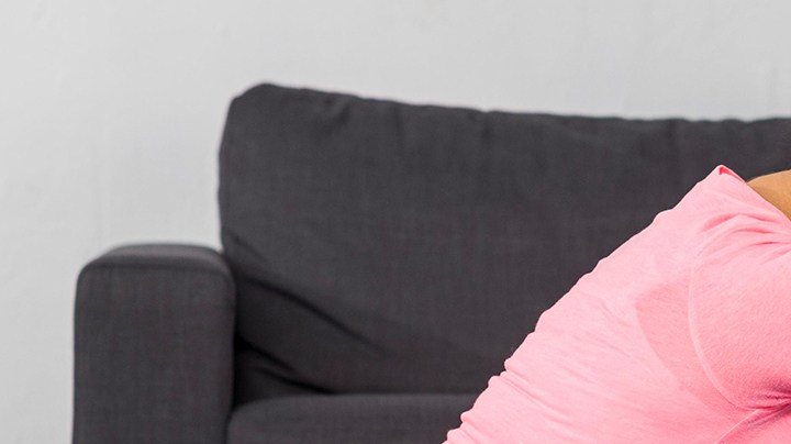 sheader-ide-view-pregnant-woman-with-ball-exercise-mat-home